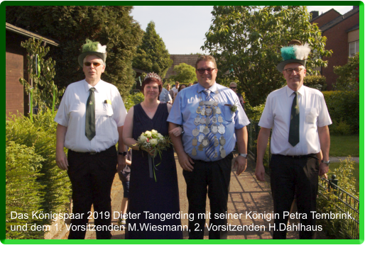 Das Königspaar 2019 Dieter Tangerding mit seiner Königin Petra Tembrink, und dem 1. Vorsitzenden M.Wiesmann, 2. Vorsitzenden H.Dahlhaus